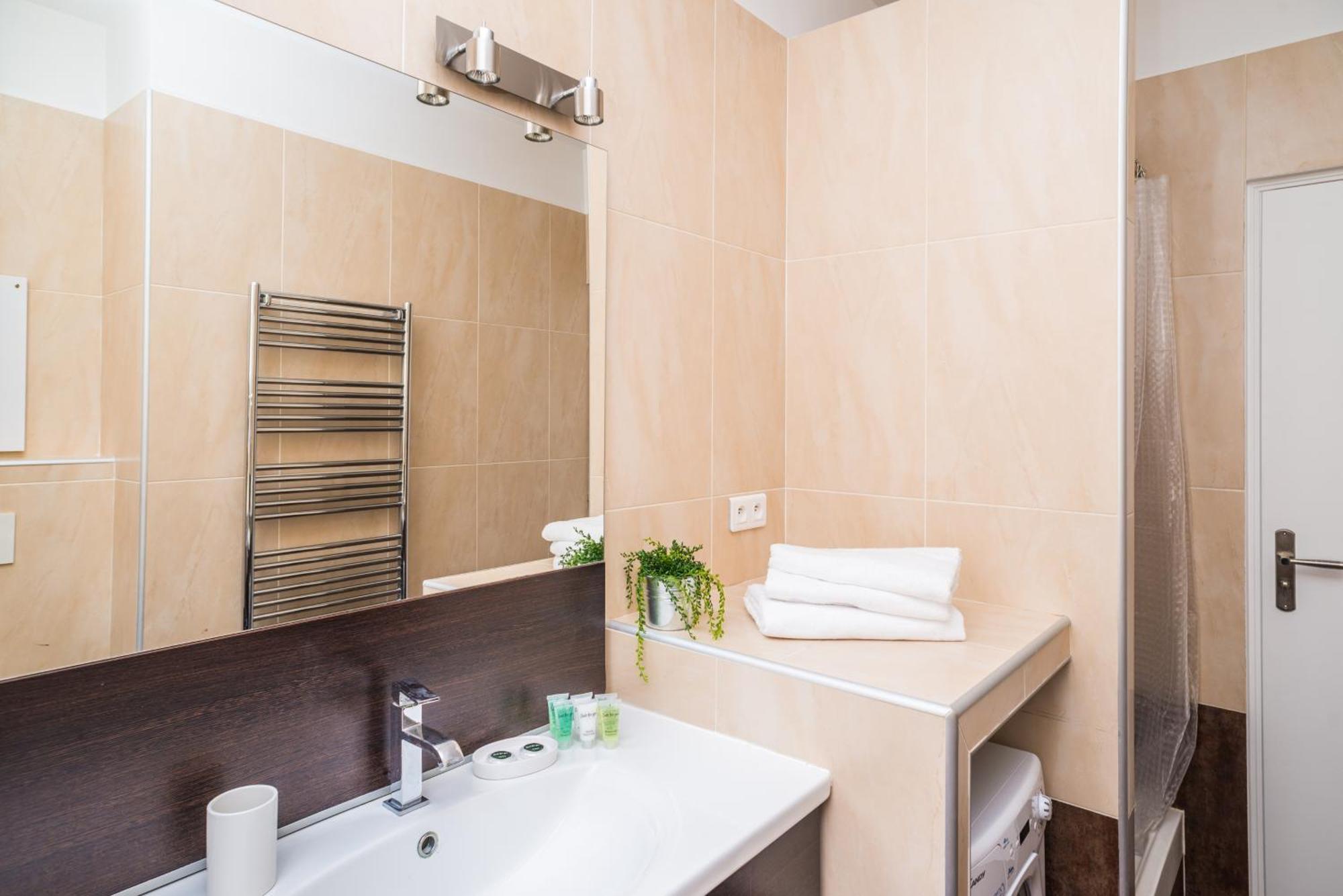 Modern 2-Bedroom City Center Apartment Nice Bagian luar foto